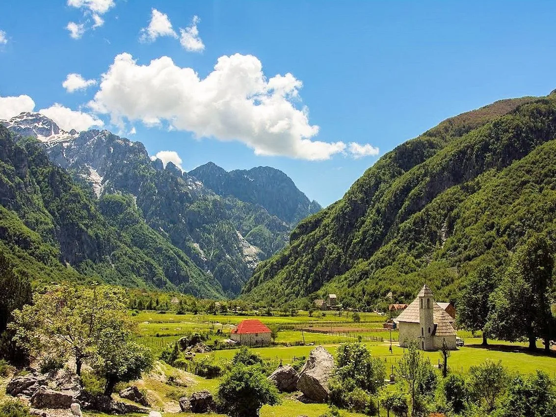 Quand on parle des merveilles de notre région, on pense tout de suite aux magnifiques Alpes albanaises, à Theth, à Valbona et à Vermosh. — Français Audio Tour Albania