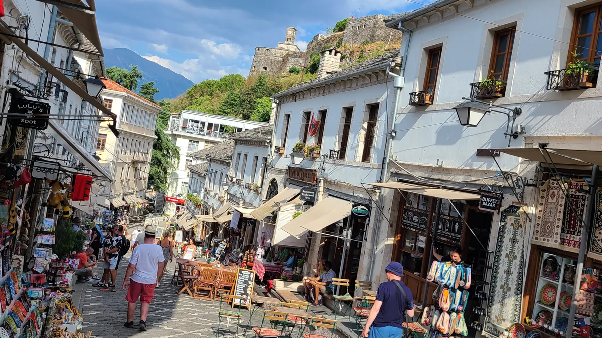 Gjirokastër, eine Stadt, die Sie mit ihrer einzigartigen Atmosphäre und Geschichte begeistern wird. — Deutsch Audio Tour Albania